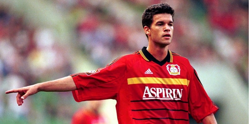 Ballack bắt đầu có sự nghiệp đi lên cùng câu lạc bộ Bayer Leverkusen